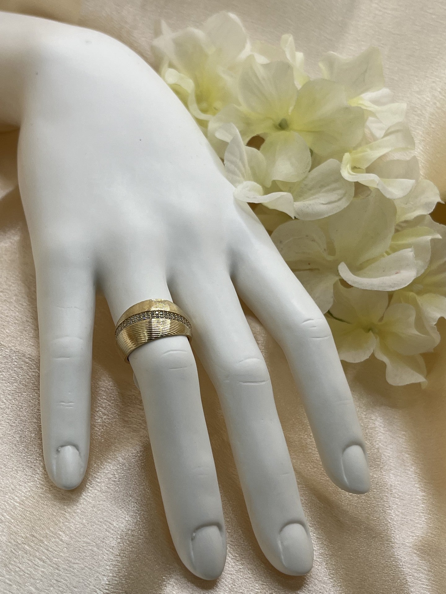 14 kt Yellow Gold Ring with White Zirconia Stones - 3.3 g