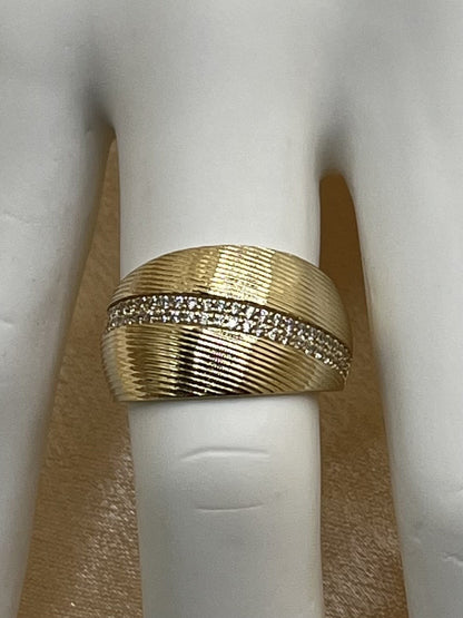 14 kt Yellow Gold Ring with White Zirconia Stones - 3.3 g