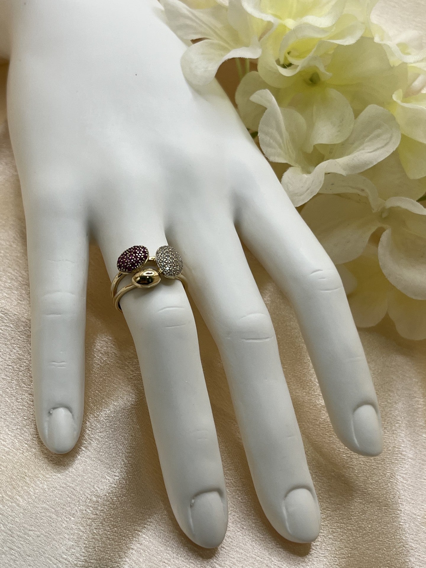 14K Yellow Gold Ring with Zirconia Stones - 2.9 g