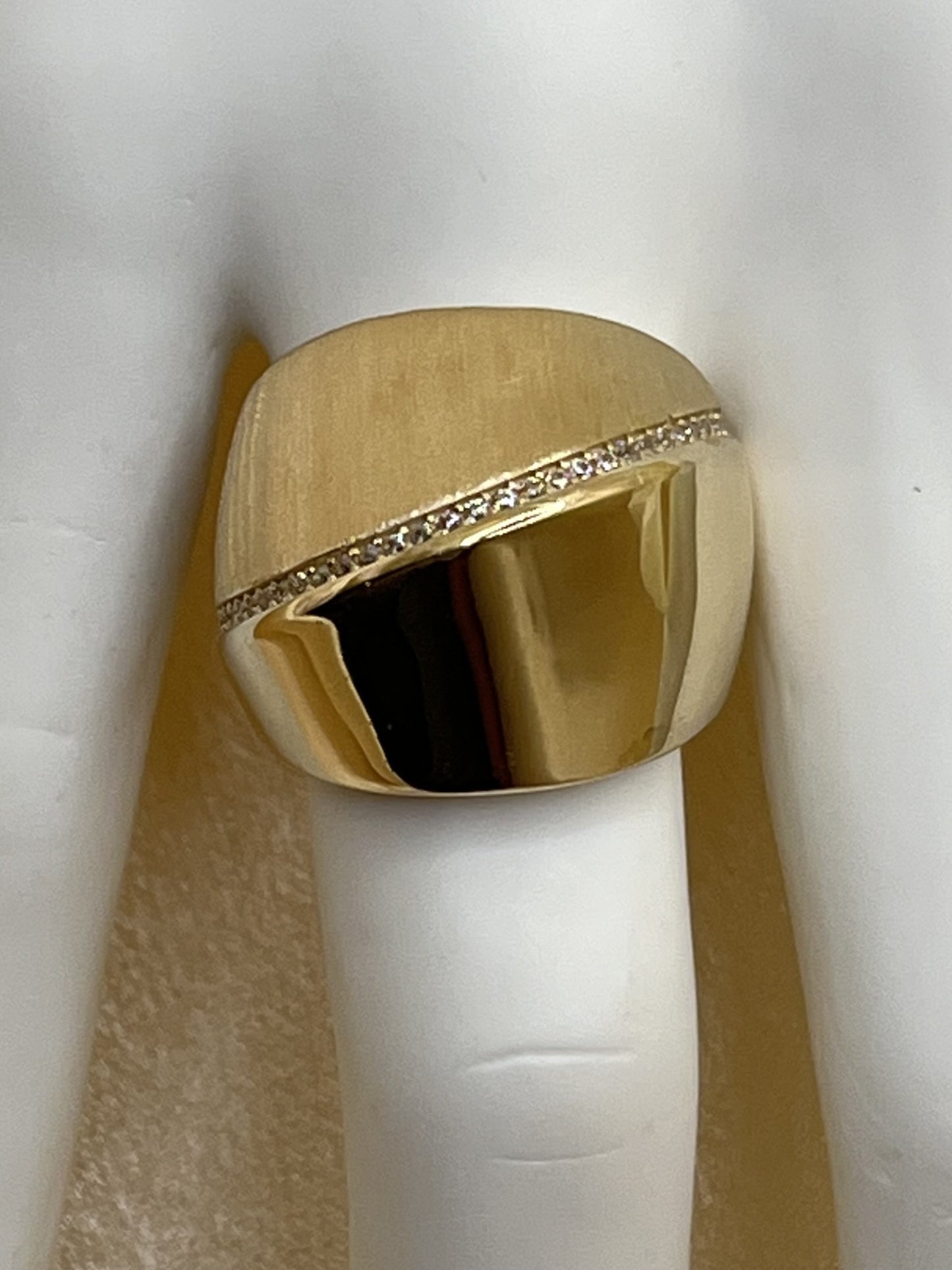 14K Yellow Gold Ring with Zirconia Stones - 6.9 g